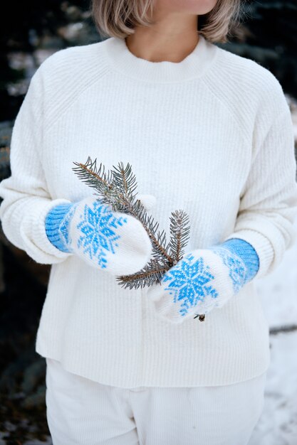 Mani in guanti lavorati a maglia. Stile di vita invernale. Indossa eleganti vestiti caldi. Donna in abiti caldi