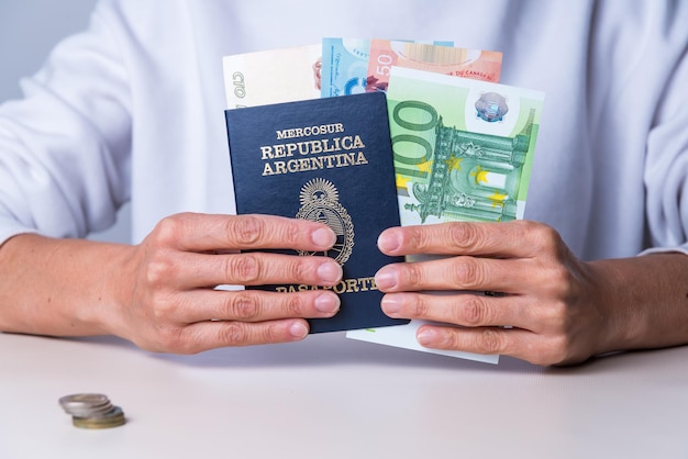 Mani in possesso di passaporto e diverse banconote di diversi paesi