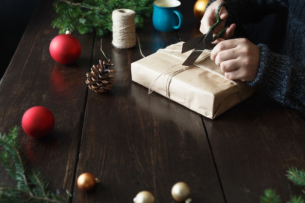 Mani maschii che preparano la tavola di legno regalo di Natale Natale rustico