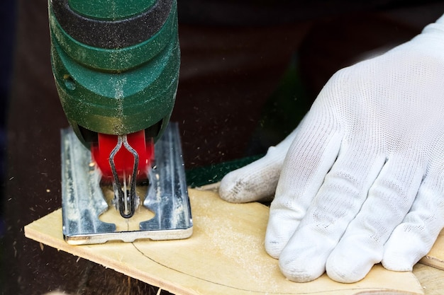 Mani maschili che lavorano con puzzle elettrico e tavola di legno