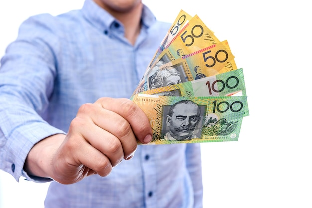Mani maschili con dollari australiani da vicino
