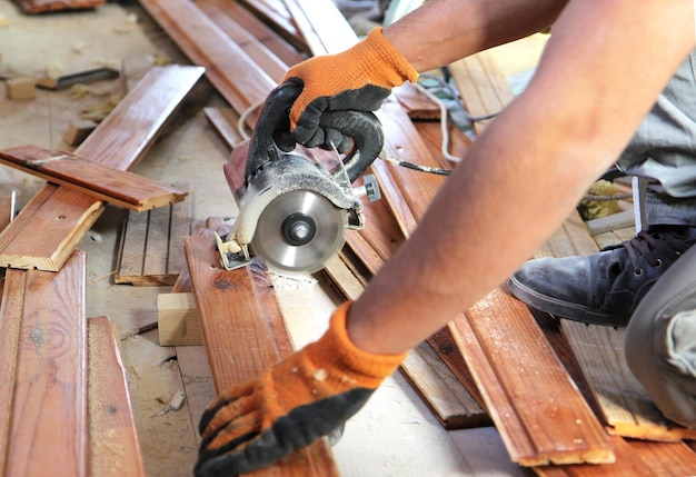 Mani maschili con sega circolare durante la lavorazione del legno