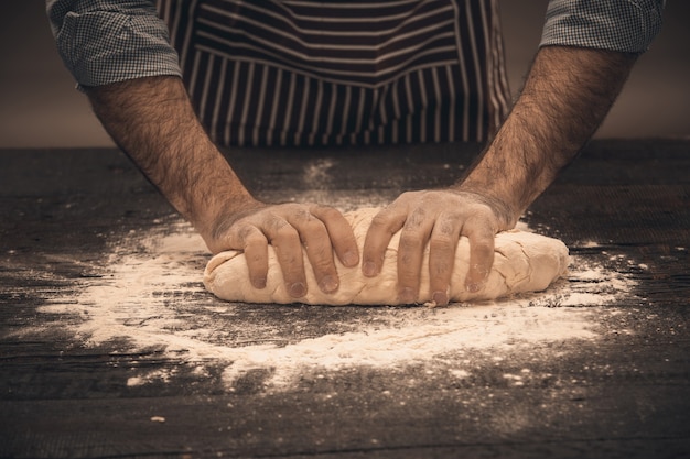 Mani maschili impastano la pasta