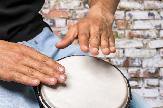 Mani maschili Suonare il tamburo sullo sfondo