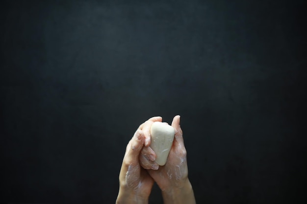 Mani nude in schiuma saponosa Igiene delle mani Lavarsi le mani Disinfezione con sapone protettivo contro i virus