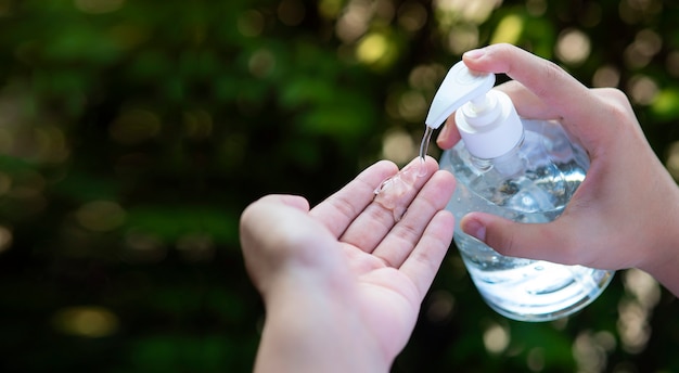 Mani pulite Lavarsi le mani con un gel, alcool per uccidere i batteri dopo essere tornati dai concetti di igiene pubblica. Previene la diffusione di germi e batteri ed evita l'infezione da virus corona