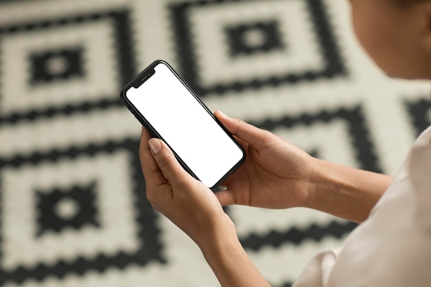 Mani ravvicinate che tengono lo smartphone