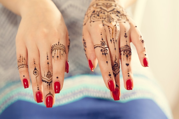 Mani rosse ben curate con Mehndi