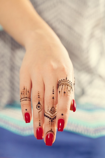 Mani rosse curate con Mehndi