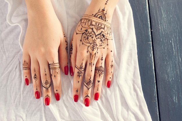 Mani rosse curate con Mehndi