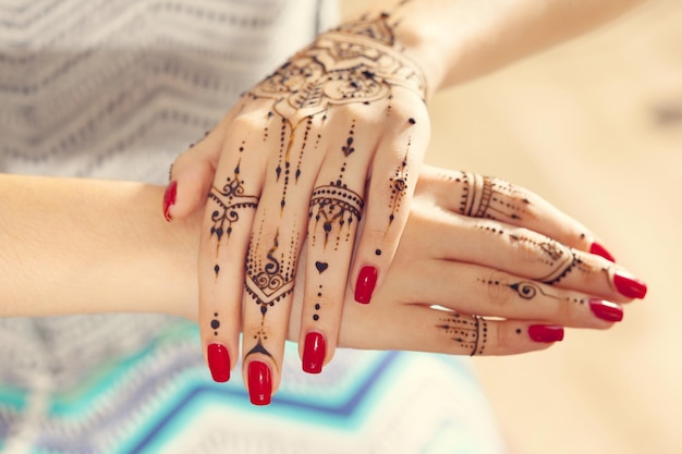 Mani rosse curate con Mehndi