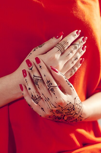 Mani rosse curate con Mehndi