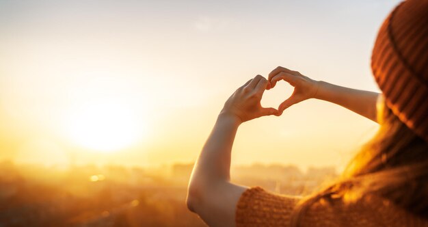 mani sotto forma di cuore