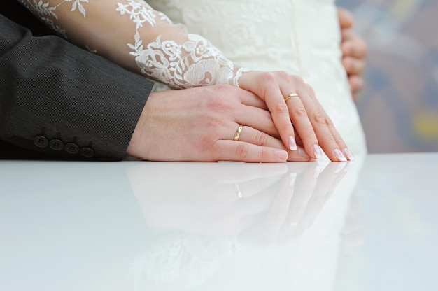 mani sposi sul tavolo cerimonia di nozze