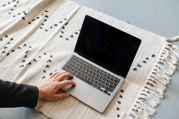 Mani su macbook in studio loft Il concetto di un uomo al computer Un posto per il tuo layout