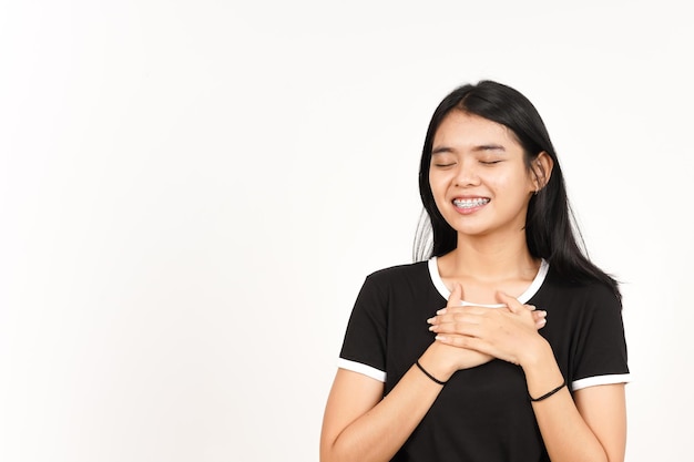 Mani sul petto gesto di gratitudine di bella donna asiatica isolata su sfondo bianco