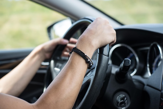 Mani tagliate che guidano l'auto