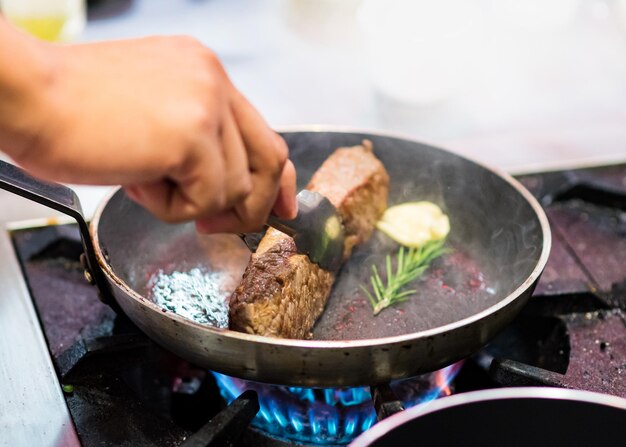 Mani tagliate che preparano il cibo