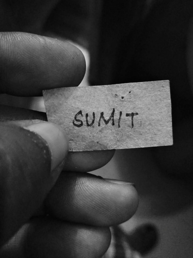 Foto mani tagliate che tengono carta con il testo del summit