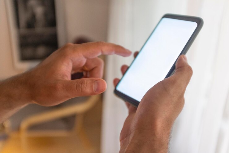 Foto mani tagliate con lo smartphone a casa