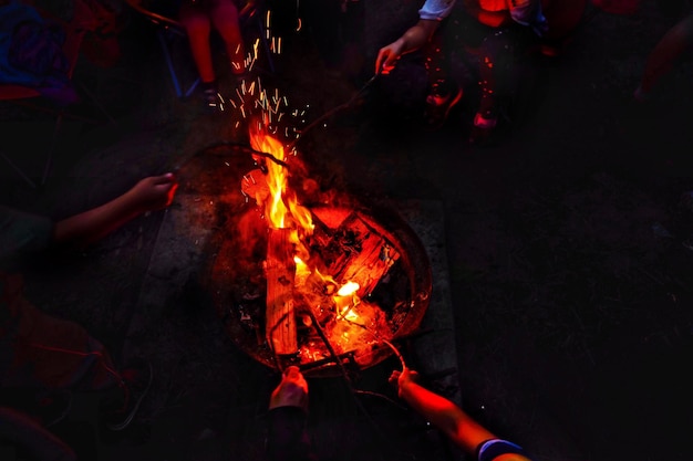 Mani tagliate dal fuoco notturno