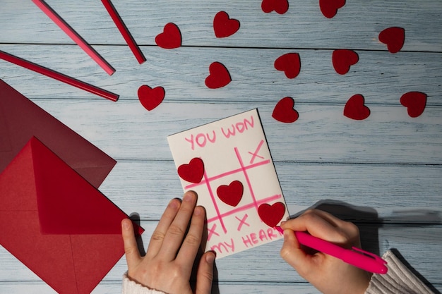 Mani tagliate di una donna che scrive sul tavolo
