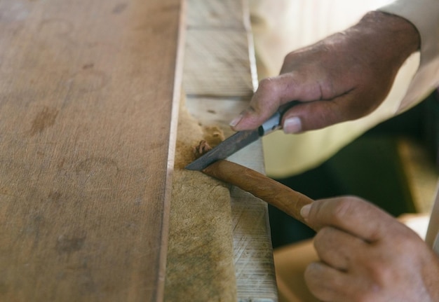 Mani tagliate di una persona che lavora in officina