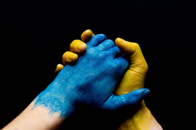 Mani ucraine blu e gialle isolate simboliche