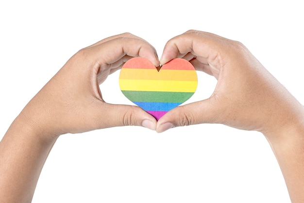 Mani umane a forma di cuore che mostrano il cuore con una bandiera arcobaleno come simbolo di LGBT