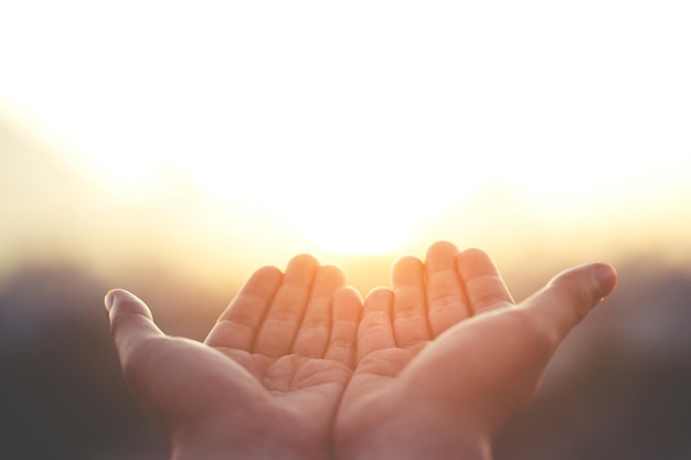 Mani umane aperte con il palmo in su adorazione Pregare con fede e fede in Dio di un appello al cielo Concetto Religione e spiritualità con fede Potenza di speranza o amore e devozione tono di riempimento vintage