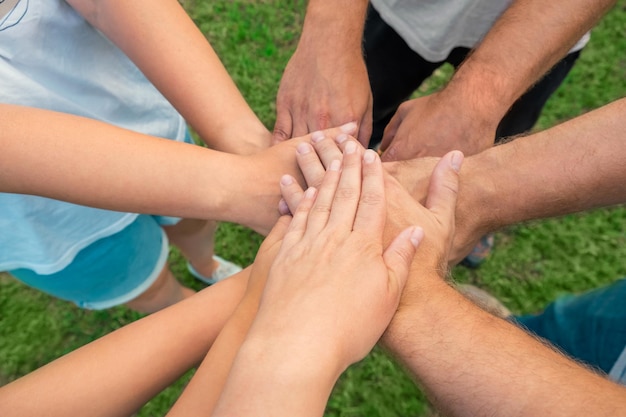 Mani unite come una squadra Lavoro di squadra aziendale Primo piano gruppo di amici multirazziali incontro unire le mani insieme Diversità persone Partnership comunità di volontari Diversi partner multietnici Vista dall'alto