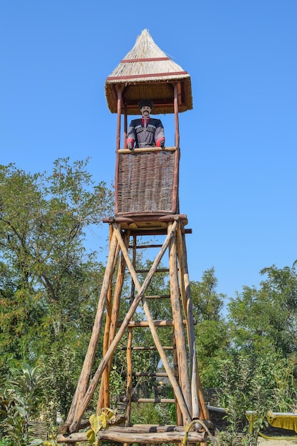 Manichino sotto forma di cosacco sulla torre dell'orologio L'immagine ricostruita della guardia sulla torre