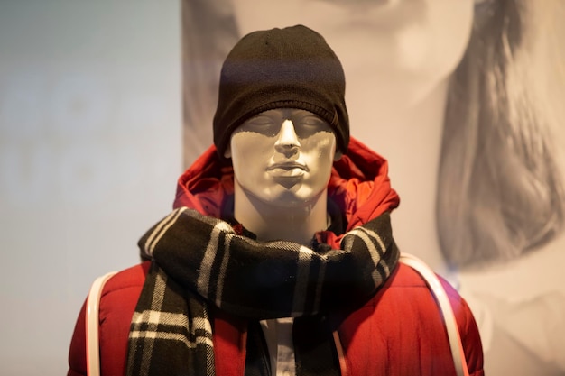 Manichino uomo in abiti invernali Concetto di vendita di abbigliamento