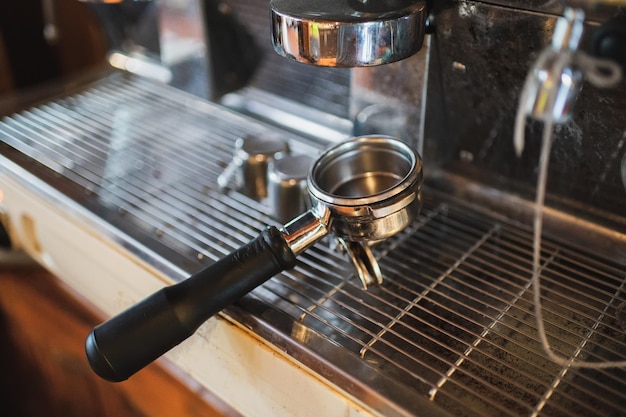 Manico del macinacaffè sulla caffettiera sul bancone