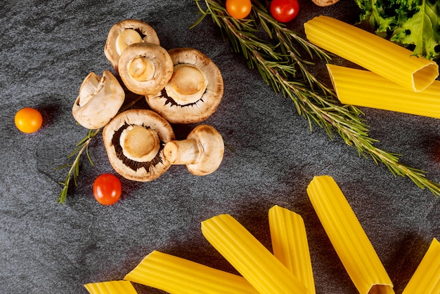 Manicotti asciutti con funghi e pomodoro