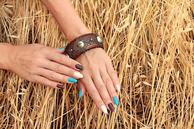 Manicure alla moda su una ragazza nel campo