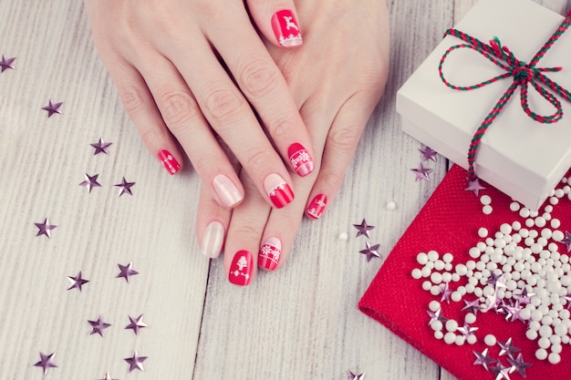 Manicure Art Christmas, colore rosso e bianco