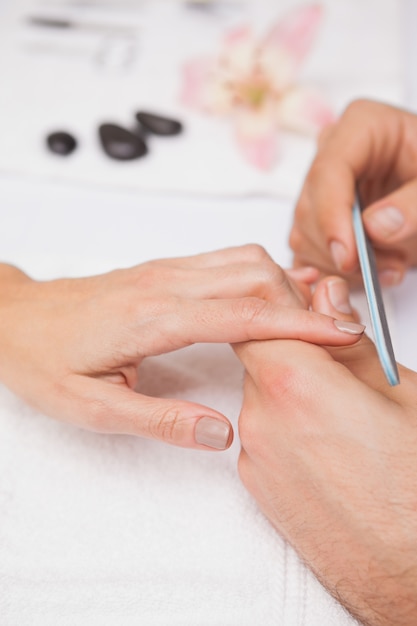 Manicure che limita le unghie dei clienti