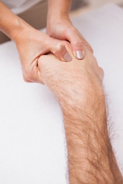 Manicure che massaggiano la mano di un cliente