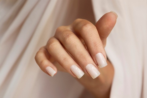 Manicure classica nei toni del latte beige.