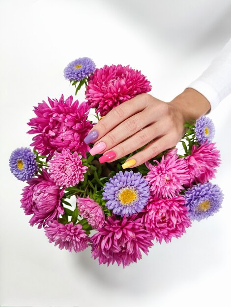 Manicure colorate su unghie lunghe con bouquet di astri