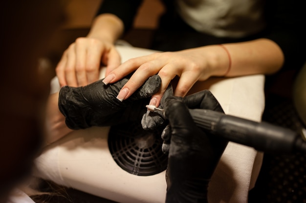 Manicure. Cura delle unghie nel salone di bellezza.