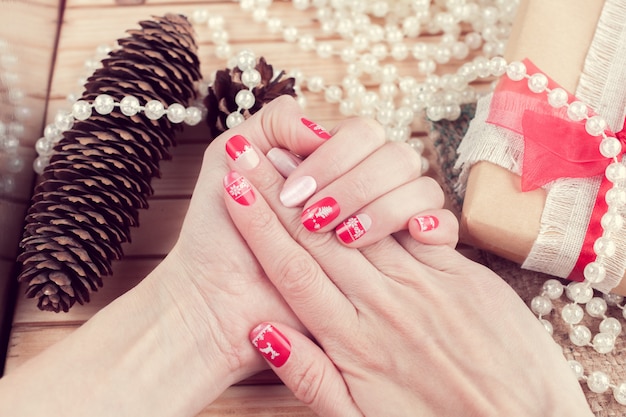 Manicure d'arte, colore rosso e bianco