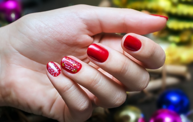 Manicure di Natale rosso