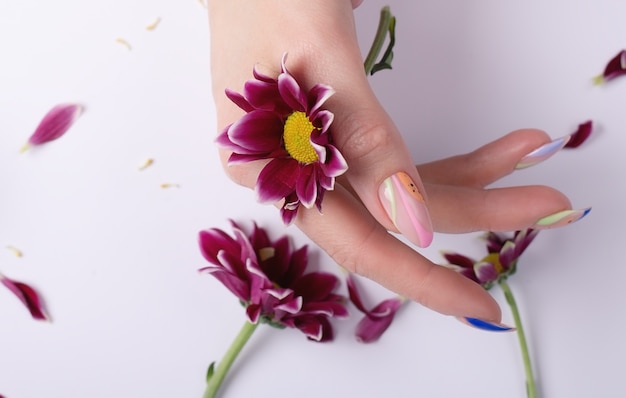 Manicure e fiore femminili alla moda