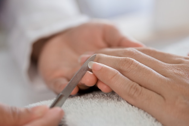 Manicure estetista con lima per unghie