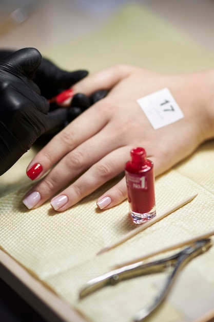 manicure fa una manicure Il processo di creazione di una manicure di qualità Cura personale