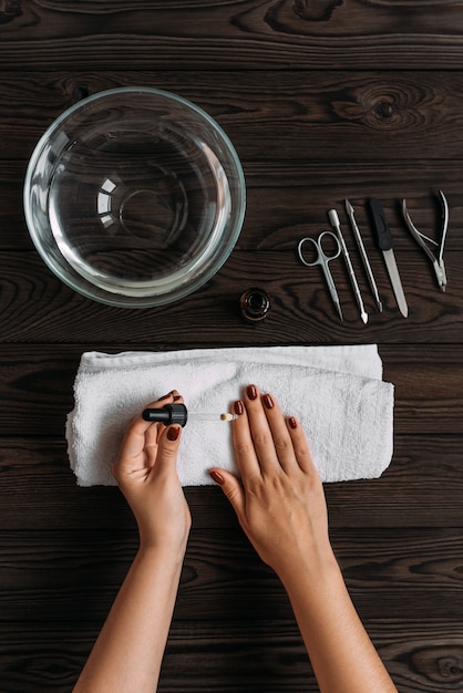 Manicure femminile. Mani femminili preparate per la manicure. Cura delle unghie delle mani.