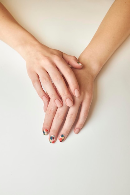 manicure femminile su sfondo bianco. chiodo. Le mani delle donne con una bella manicure. le unghie delle donne.