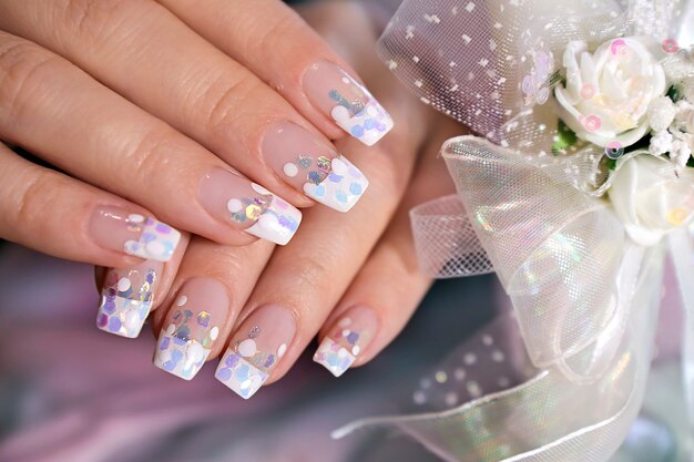 Manicure francese con glitter trasparenti